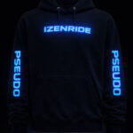 Sweat shirt noir typographie Izenride bleu pseudo